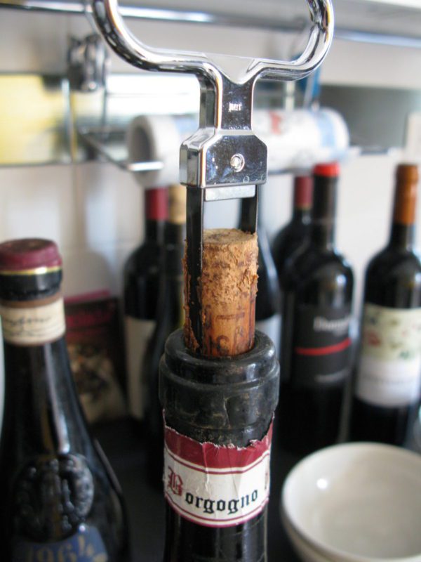 Come aprire una vecchia bottiglia di vino: cavatappo a lame